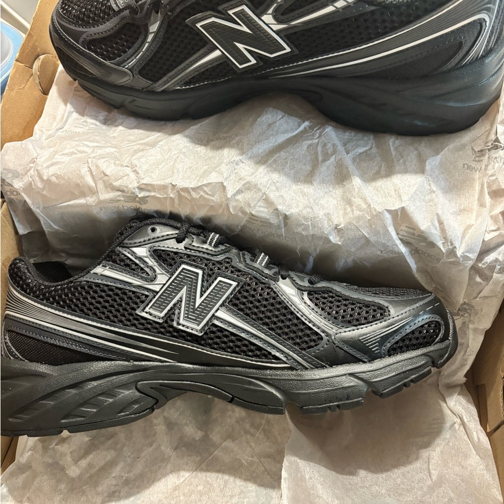 New Balance Men's Black and Gray Sneakers